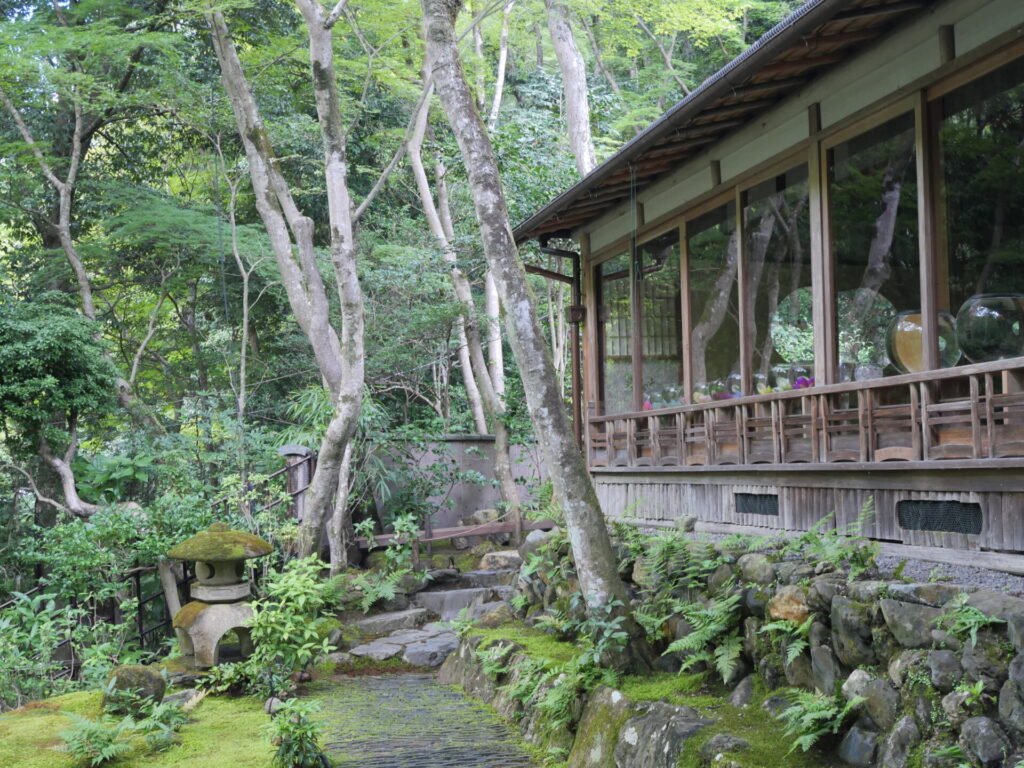 Garden tea house Yūsai-tei in Arashiyama with autumn foliage