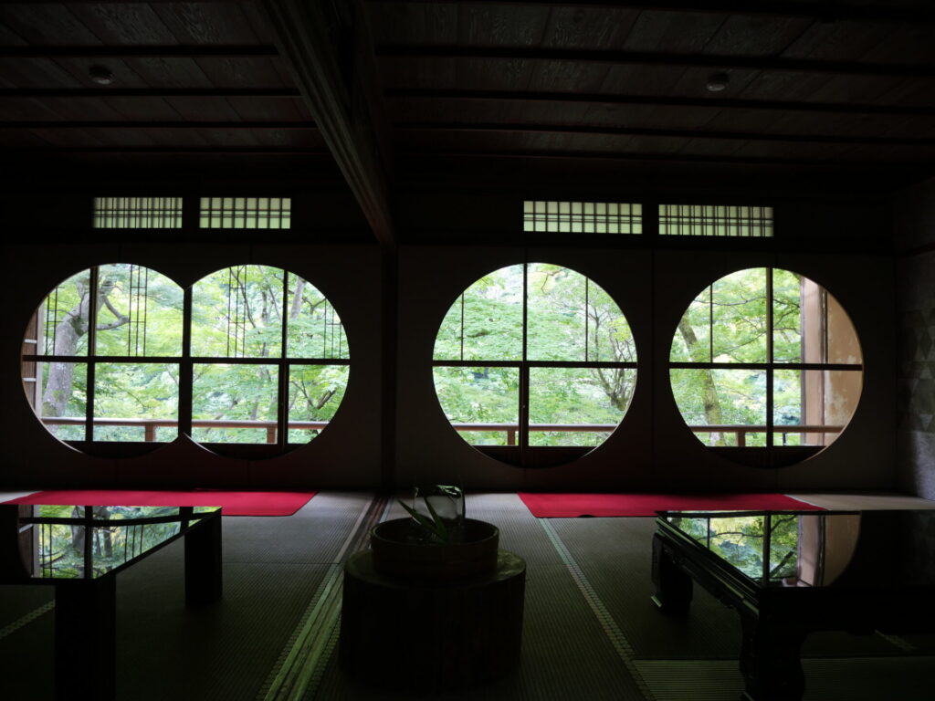 Yusai-tei garden view with autumn foliage in Arashiyama