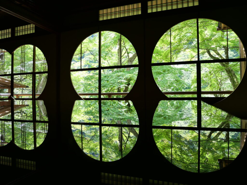 Yusai-tei garden view with autumn foliage in Arashiyama