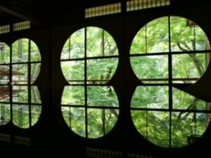 Yusai-tei round window view of autumn foliage and bamboo grove