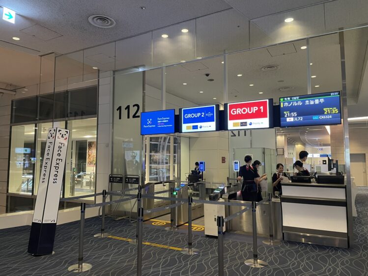 羽田空港 夜のチェックイン風景 ハワイ出発前