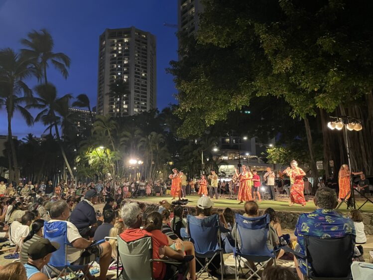 ワイキキビーチ 夕方のフラショー風景