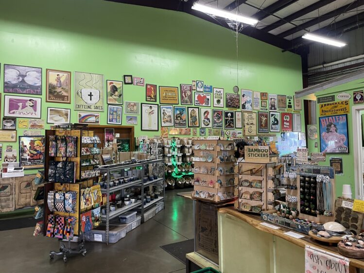 グリーンワールド・コーヒーファームのギフトショップ。ローカルテイストのお土産やコーヒー豆が並ぶ。