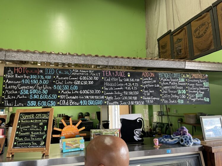 グリーンワールド・コーヒーファーム店内のカフェカウンター。ローカル感あふれる温かい雰囲気。