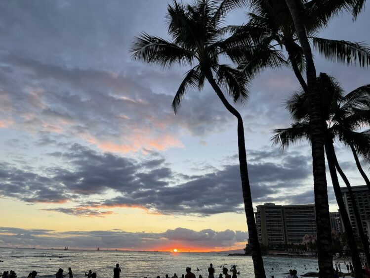 ワイキキビーチ サンセット 夕暮れ時の海辺