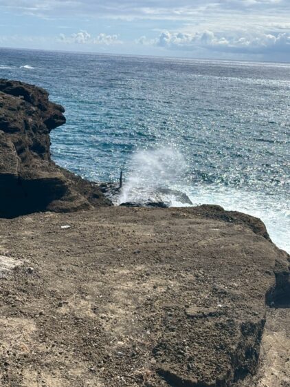 ハロナ潮吹き岩 崖と海の風景