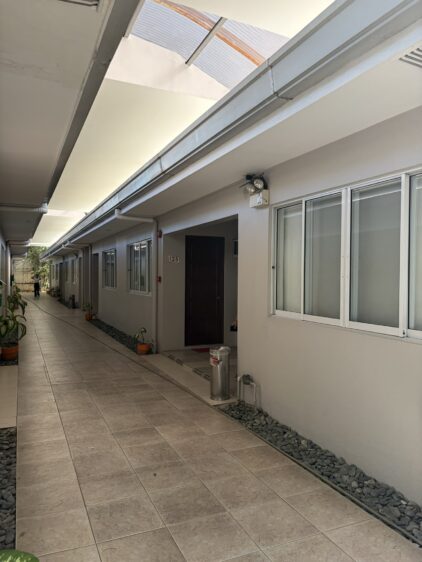 宿泊した客室棟の外観