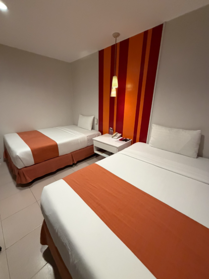 2台のベッドが並ぶ清潔感のあるホテルの室内