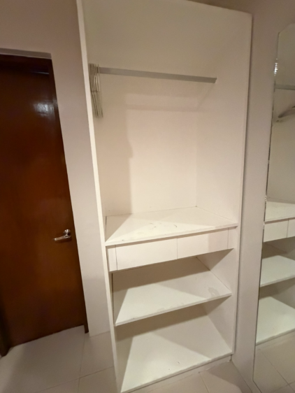 木目調の扉がついた客室内のクローゼット