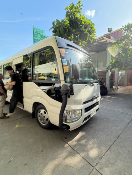 ホテル送迎用のHISの白いマイクロバス