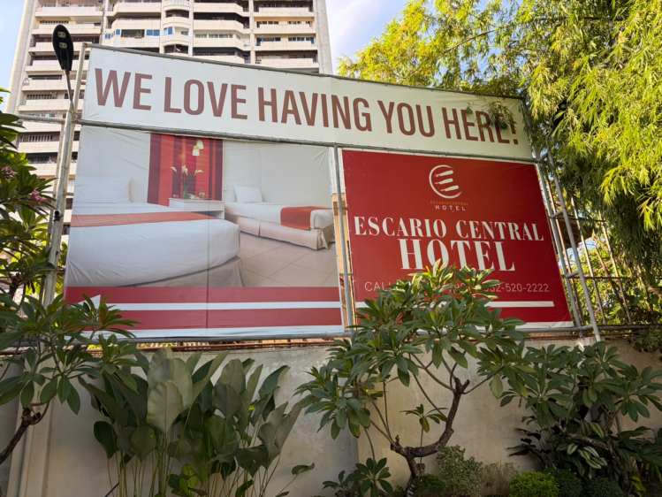 ショッピングモールの敷地奥に見えるホテルの案内看板