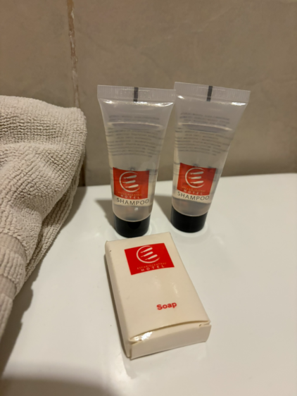 ホテルのロゴが入った使い捨て容器のシャンプーと石鹸