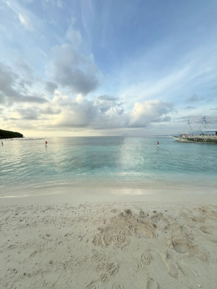 セブ島スミロン島の白い砂浜と透明度の高い青い海の景色