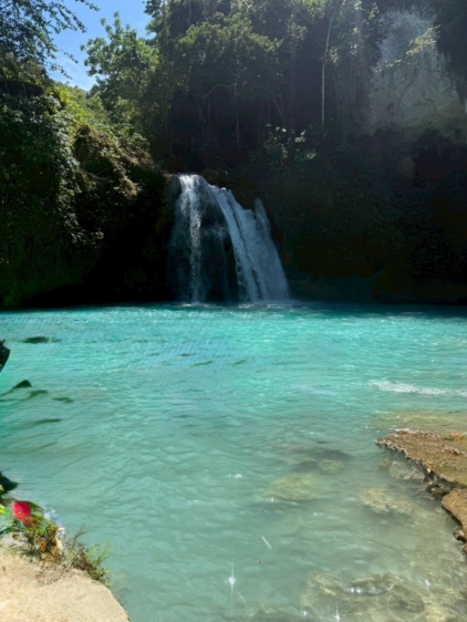 セブ島カワサン滝のエメラルドグリーンの滝つぼと周囲の豊かな自然