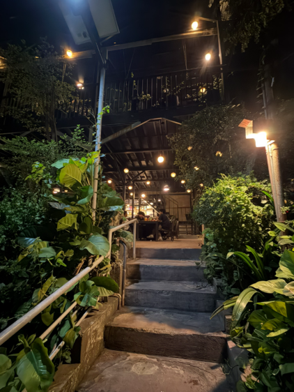 Acacia Steakhouseの緑に囲まれた静かな店内の様子