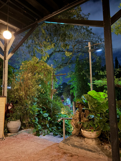 落ち着いた雰囲気で食事が楽しめる店内