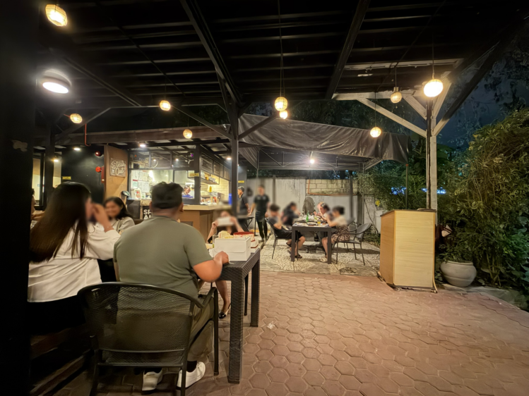 落ち着いた雰囲気で食事が楽しめる店内の座席