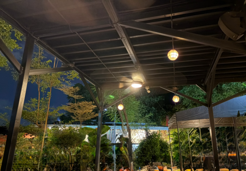 高い屋根と周囲の緑が心地よい、開放的な空間