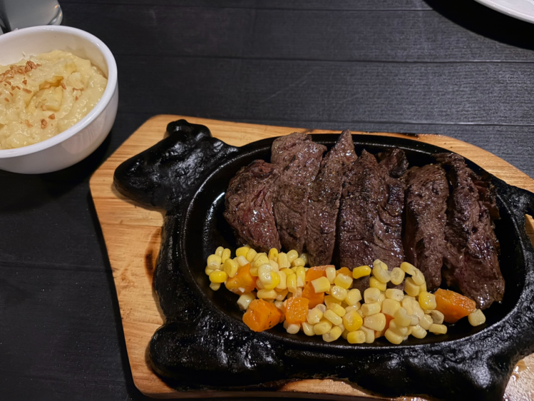 Acacia Steakhouseのブラックペッパーステーキとサイドのマッシュポテト