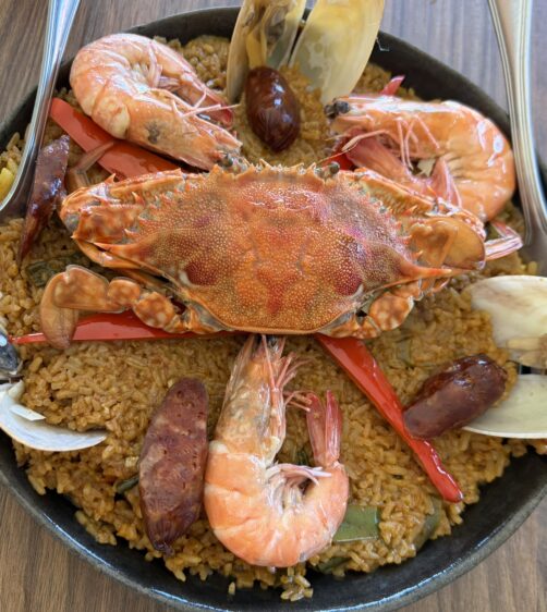 セブ島Oyster Bayの看板メニュー、豪華な海鮮パエリア