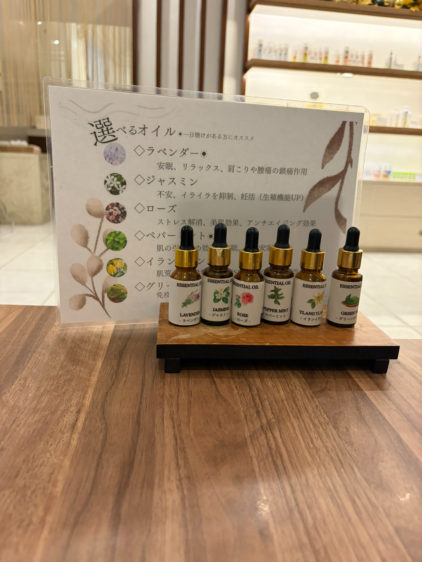 VEL SPAで選べるマッサージオイルの小瓶とメニュー