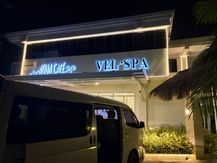 セブ島マクタン島にあるVEL SPAの外観と夜の送迎車