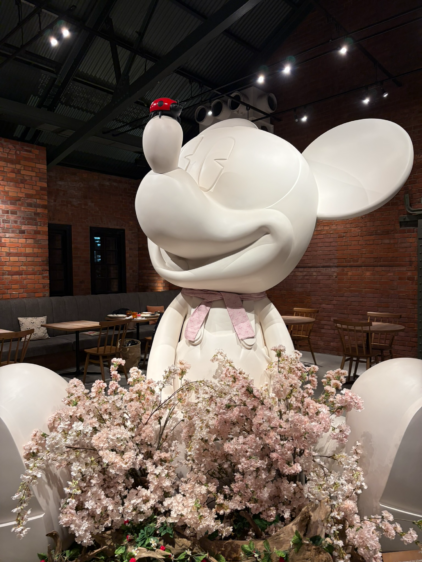 横浜赤レンガ倉庫ディズニーカフェ店内の巨大な白いミッキーマウスの像と桜の装飾