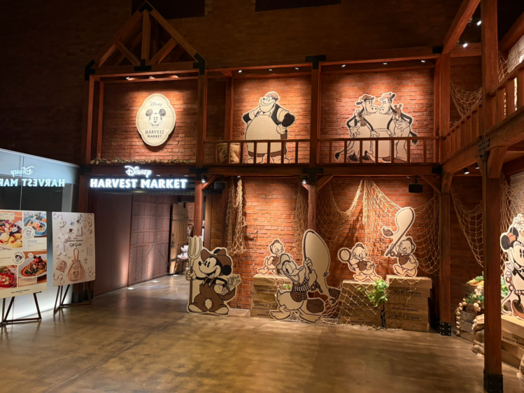 横浜赤レンガ倉庫2号館にあるディズニー・ハーベスト・マーケットの店舗入り口外観