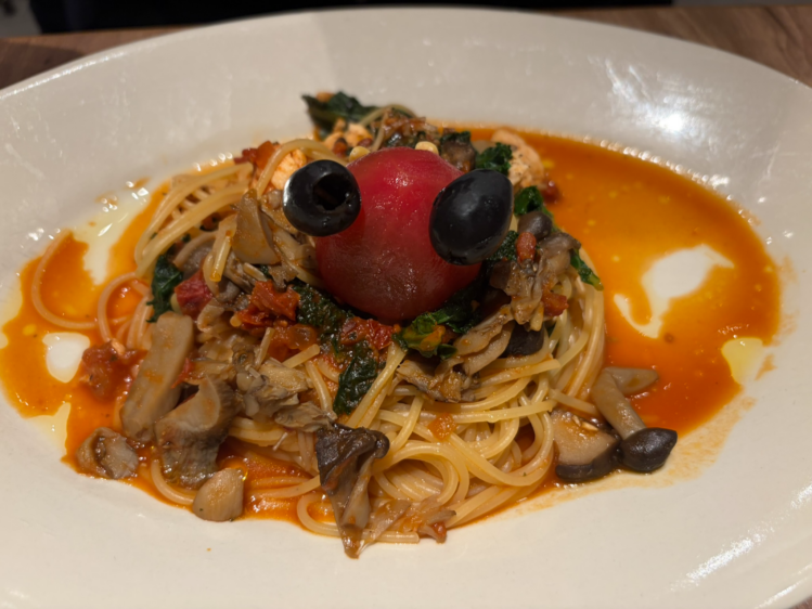 トマトとチキンとケールのポモドーロスパゲッティーニの実食写真