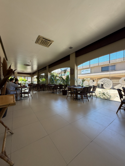 セブ島Oyster Bayの広々とした店内の様子