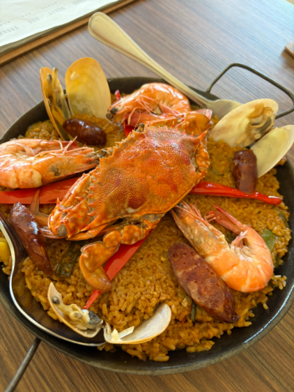 セブ島Oyster Bayの看板メニュー、豪華な海鮮パエリア