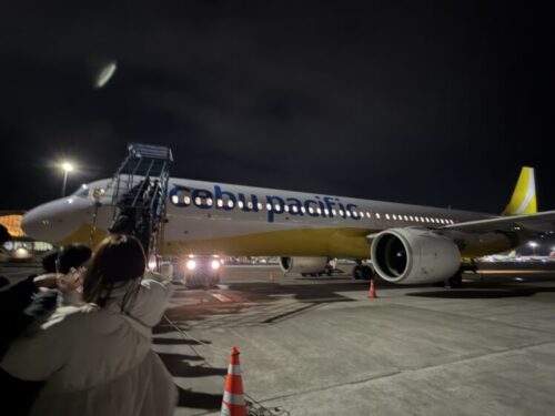 深夜のセブ・マクタン空港、滑走路に停まるセブパシフィック航空機とタラップ