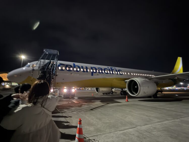 深夜のセブ・マクタン空港、滑走路に停まるセブパシフィック航空機とタラップ