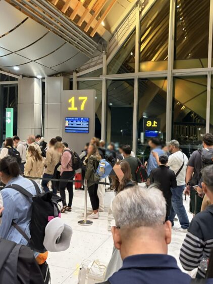 セブ・マクタン空港、セブパシフィック5J5062便への搭乗を待つ乗客の列