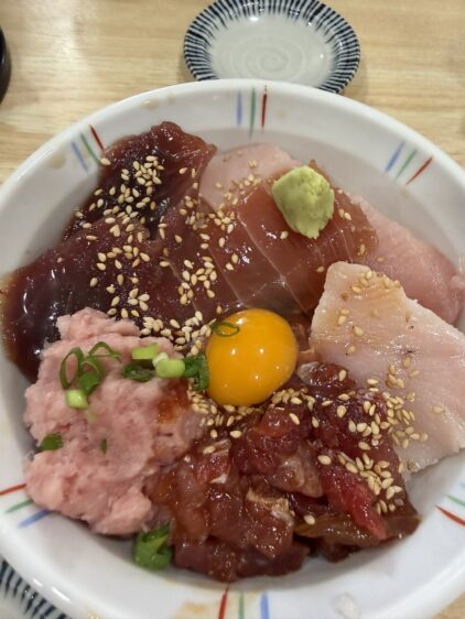 卵黄がのった豪華な三崎のマグロ丼。