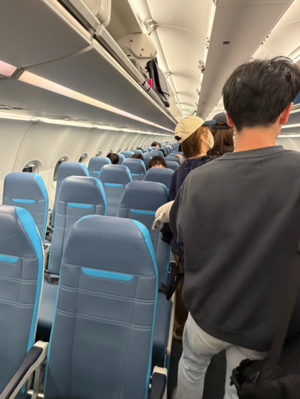 セブパシフィック航空A321neoの機内、狭い通路を通って自席へ向かう乗客たち