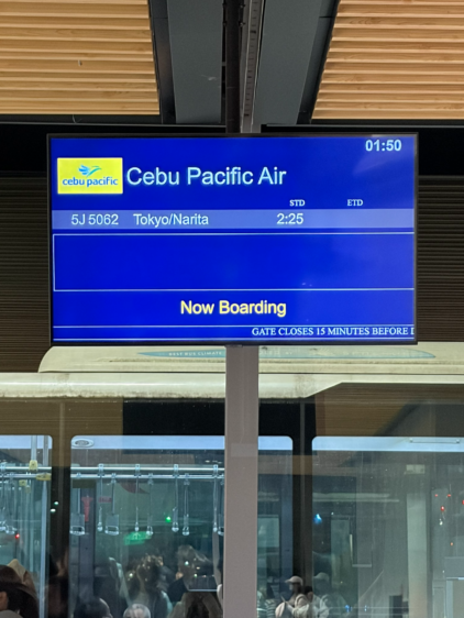セブ・マクタン空港の17番ゲート電光掲示板、5J5062便成田行き「Now Boarding」の表示