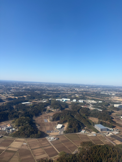 成田空港到着前の空撮画像、日本の街並みと田畑