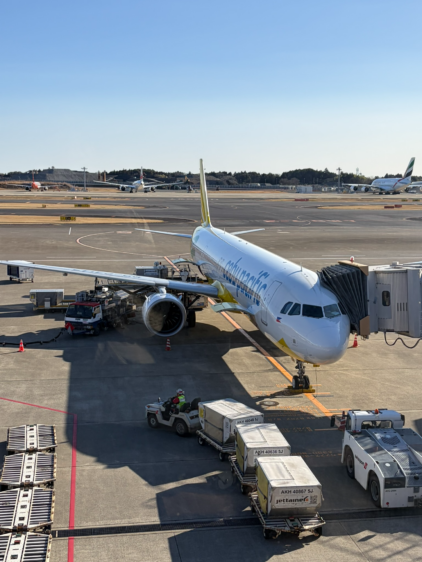 成田空港の駐機場で出発を待つ、黄色いロゴが特徴的なセブパシフィック航空の飛行機。セブ島旅行の始まり。