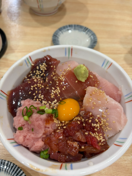 卵黄がのった豪華な三崎のマグロ丼。