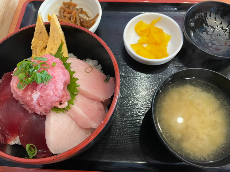まぐろ食堂七兵衛丸の、厚切りマグロがたっぷりのったマグロ丼。
