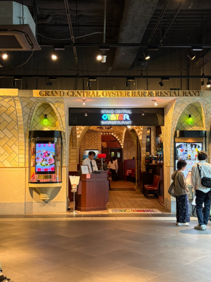 GRAND CENTRAL OYSTER BAR & RESTAURANT」の看板とアーチ状の入り口があるレストランの外観。