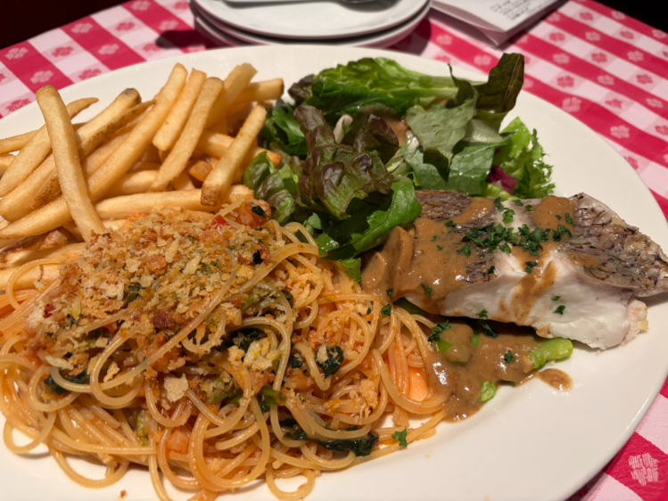 白身魚のグリル、パスタ、生野菜サラダ、フライドポテトが盛り合わせになったプレート料理。