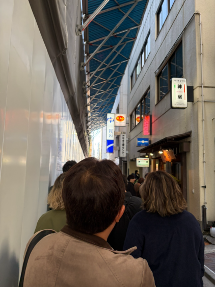 神保町の路地裏にできる欧風カレーボンディの行列、休日の12時