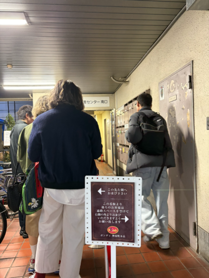 ボンディ店舗前の廊下に続く行列と案内看板