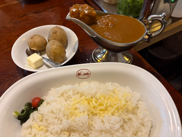 欧風カレーボンディのチキンカレー全体像、チーズライスと蒸かしじゃがいものセット