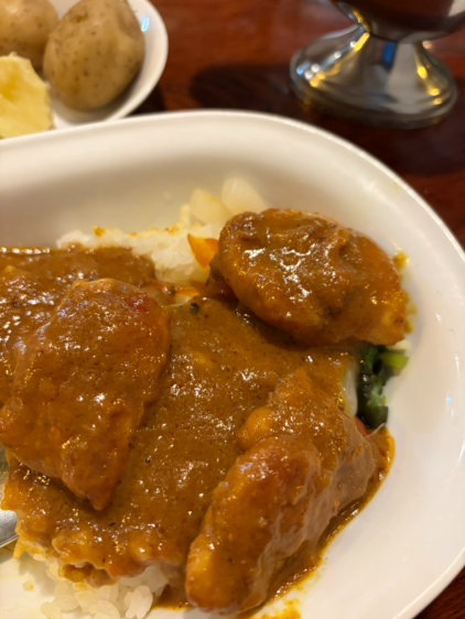 欧風カレーボンディの濃厚なルーに絡まる、大きくカットされたパリパリのチキン