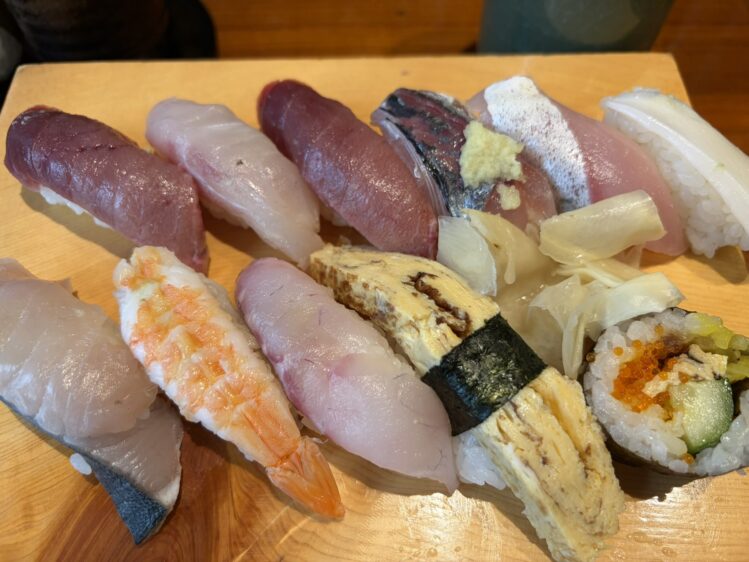 関内「鮨わたせ」のランチ、にぎり1.5人前の全体写真。マグロ、エビ、玉子、巻き物などが桶いっぱいに並んでいる。