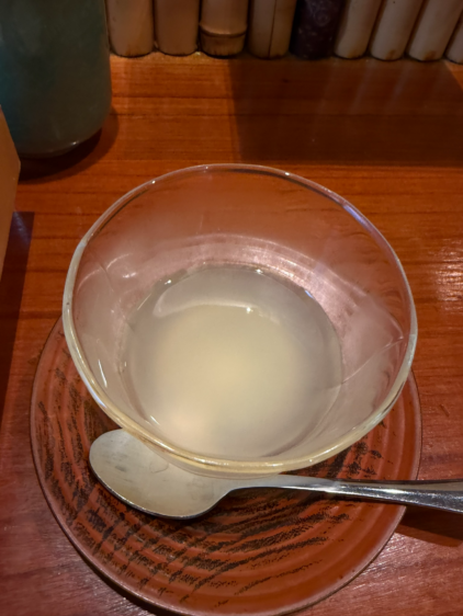 透明なガラスの器に入った、食後のデザートの柑橘系ゼリー。