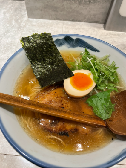 AFURIの柚子塩らーめん。トッピングの半熟煮卵、チャーシュー、海苔、水菜が乗ったラーメンの器。